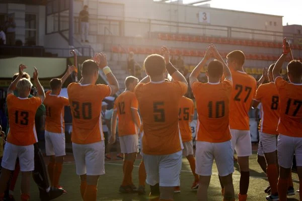 Como crear un equipo de futbol - Jugadores de un equipo de futbol aplaudiendo