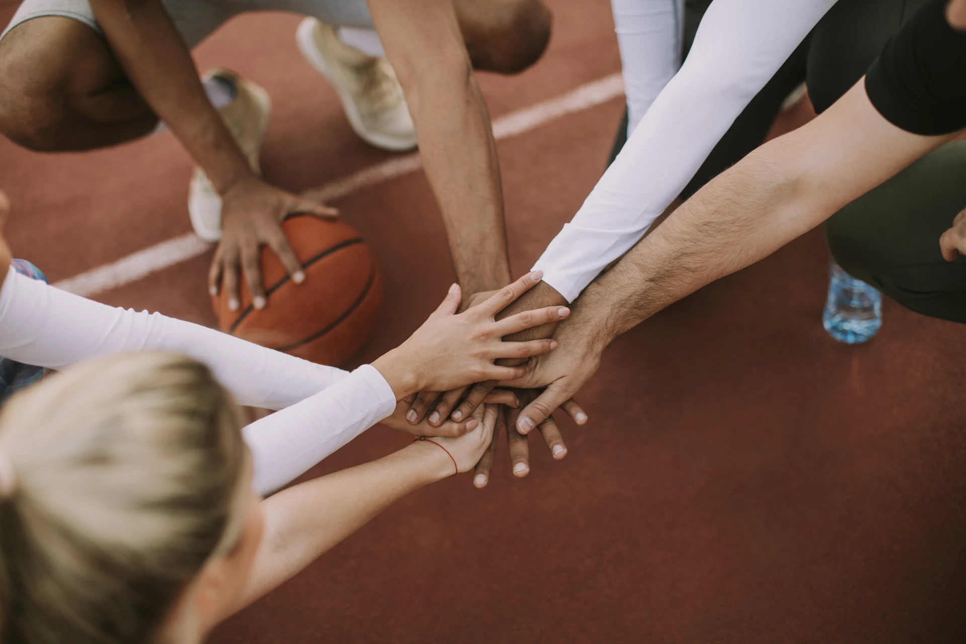 Crear club deportivo | Personas de un club deportivo juntando sus manos