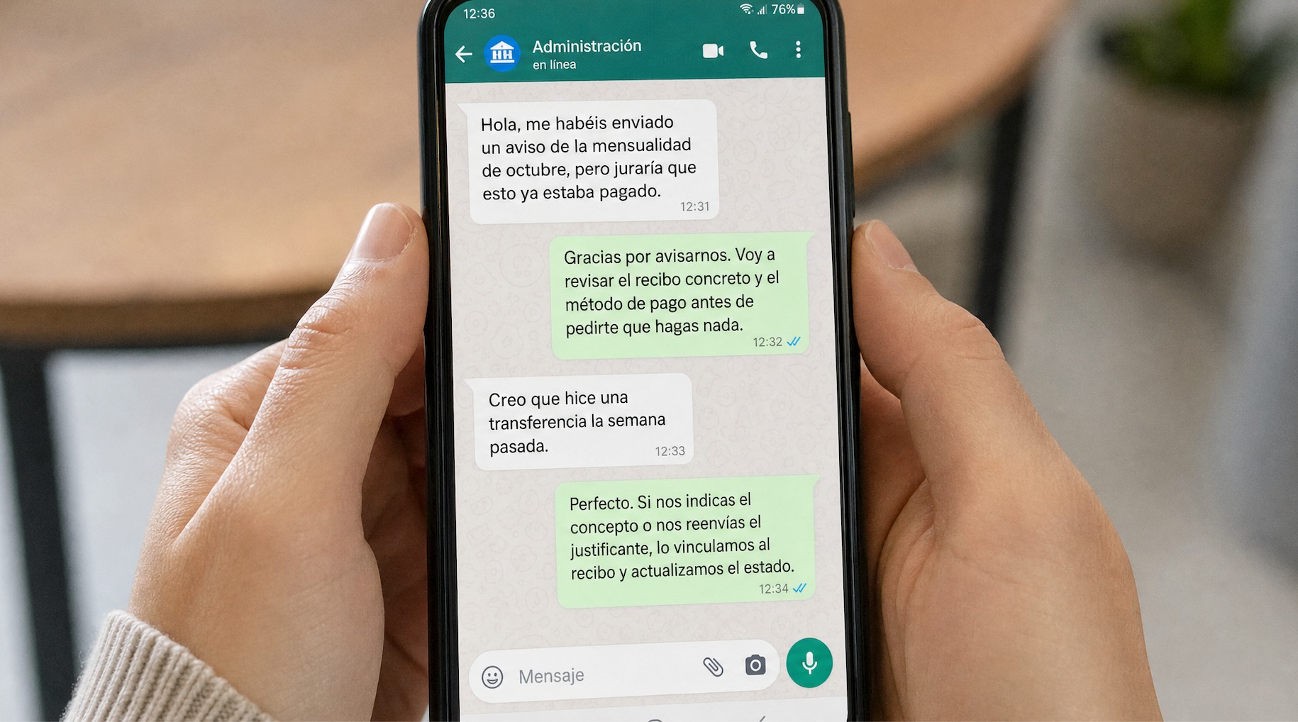 Conversación por WhatsApp entre una academia y una familia sobre una mensualidad que figura pendiente