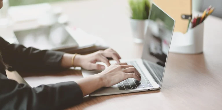 Persona gestionando las cuotas de una entidad en Excel desde su portátil