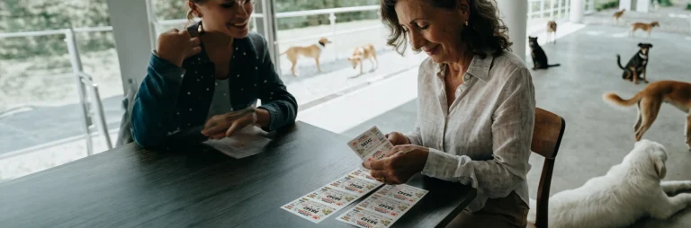 Voluntarias de una asociación revisando las participaciones de lotería de Navidad en su sede