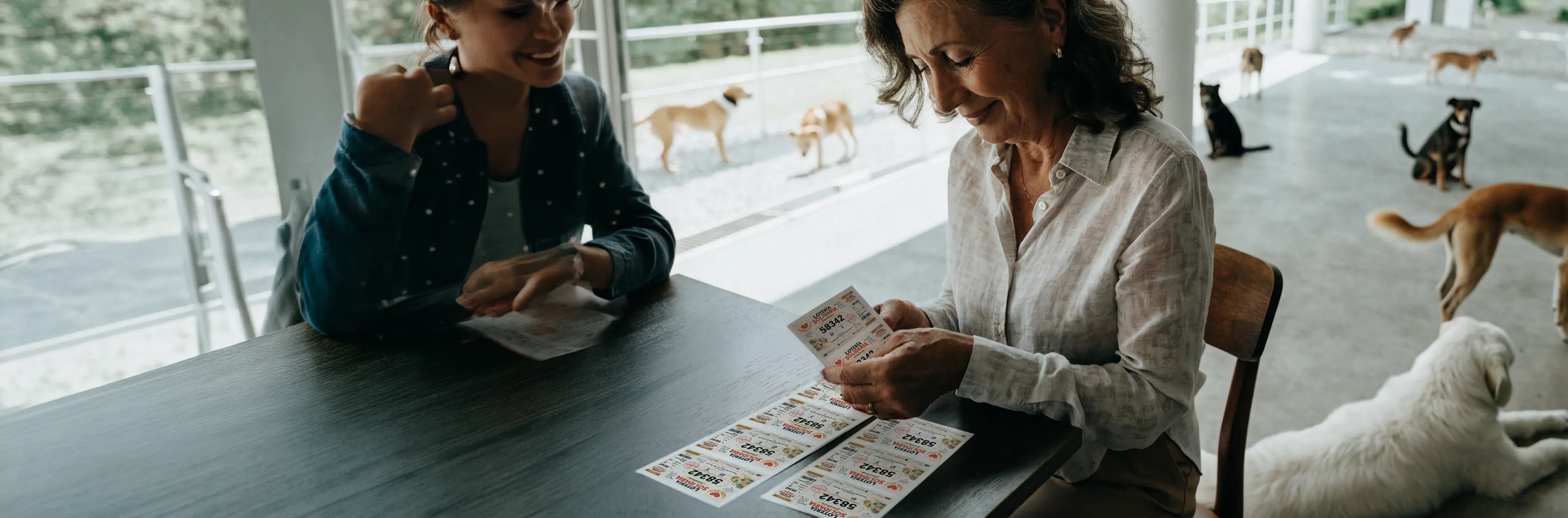 Voluntarias de una asociación revisando las participaciones de lotería de Navidad en su sede
