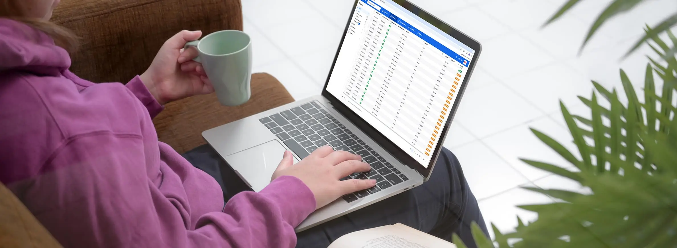 Persona usando el panel de Playoff, software de gestión que centraliza tareas administrativas, cobros y datos de entidades desde un solo lugar