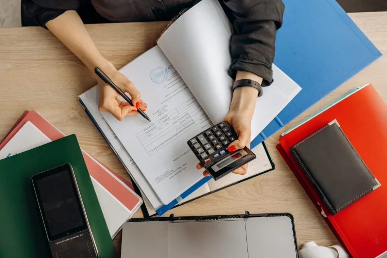 Persona llevando la contabilidad de una asociación