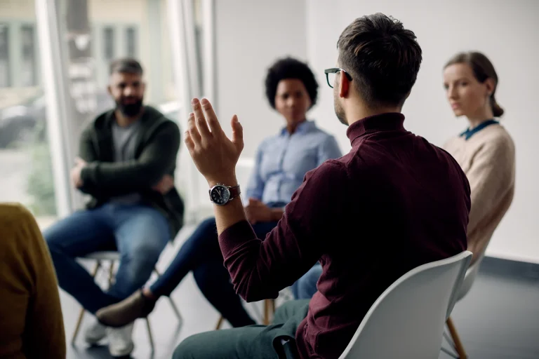 Personas celebrando una junta directiva