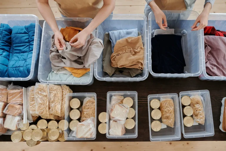 Personas que pertenecen a una ONG reparten comida para los más necesitados