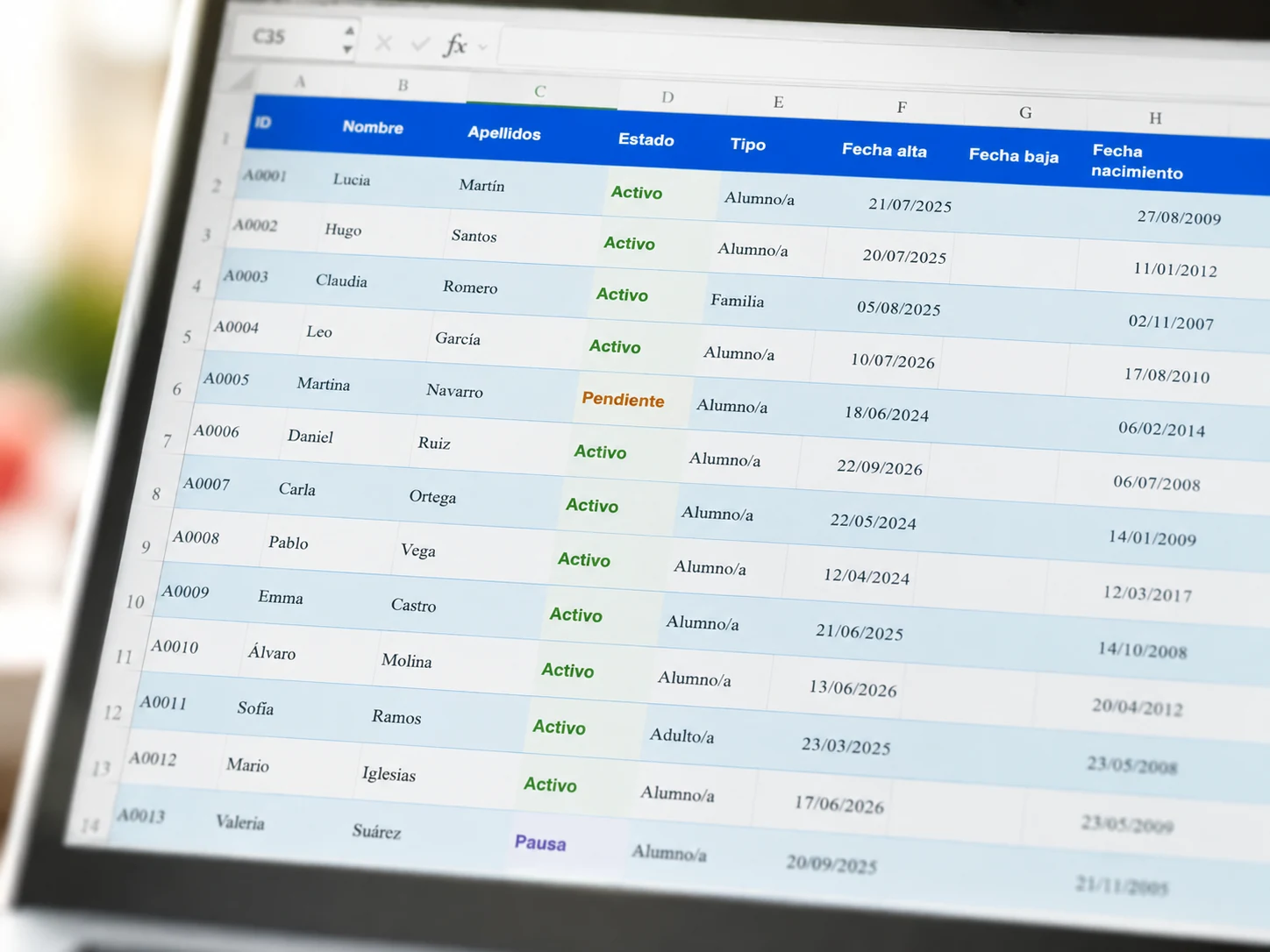 Plantilla Excel para gestionar alumnos de una academia con listado de asociados, estados y fechas