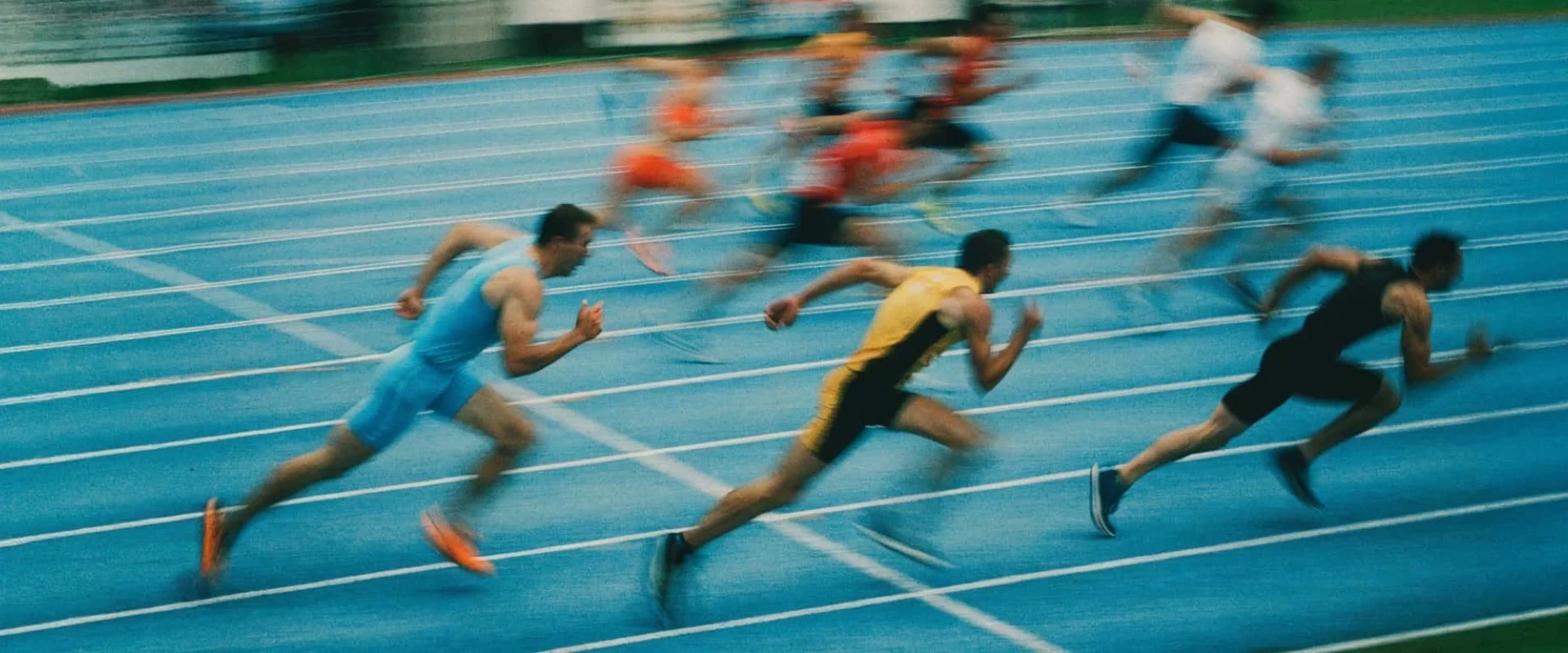 Atletas de un club deportivo compitiendo en una pista de atletismo
