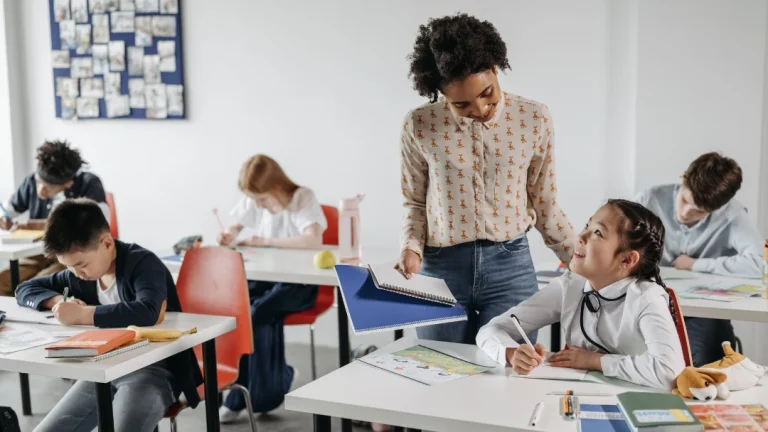 Profesora evaluando a sus alumnos
